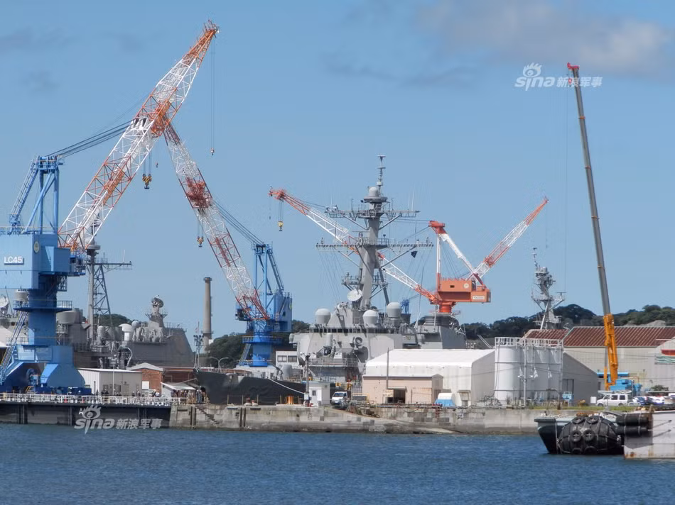 USS Fitzgerald (DDG-62) là một trong những chiến hạm hiện đại nhất Hải quân Mỹ, thuộc lớp tàu khu trục Arleigh Burke. Nó có lượng giãn nước toàn tải ước tính 9.000 tấn, dài 154m, rộng 20m, mớn nước 9,4m. Tuy lớn, nhưng so với tàu container ACX Crystal thì nó vẫn là nhỏ. Nguồn ảnh: Sina