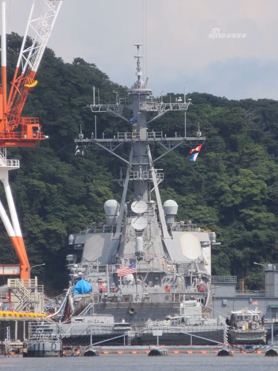 Tàu được trang bị hệ thống điện tử hiện đại bao gồm các radar mạng pha chủ động AN/SPY-1D (thành tố chính hệ thống Aegis), radar trinh sát mặt nước AN/SPS-67 và AN/SPS-73, radar điều khiển hỏa lực AN/SPG-62... Trong đó, các anten mạng pha của AN/SPY-1 nằm trên thành thượng tầng của đài chỉ huy, vị trí bị tàu hàng húc vào. Nguồn ảnh: Sina