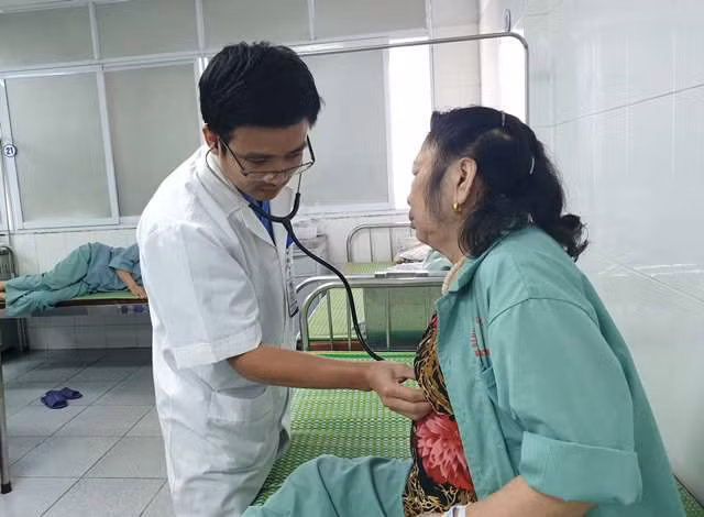 Cu ba dau nguc tung con, vao vien da thung tim suyt chet