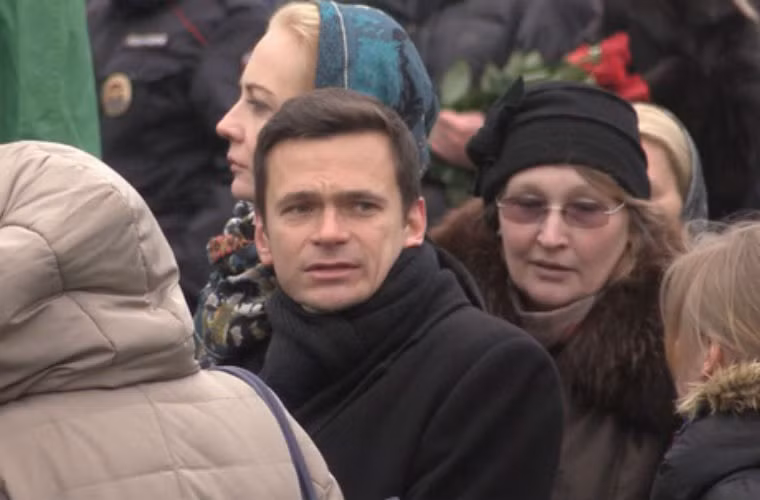 Chính trị gia Ilya Yashin cũng đến chia buồn cùng gia quyến người đã khuất.