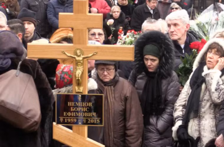 Bia mộ vị chính khách xấu số.