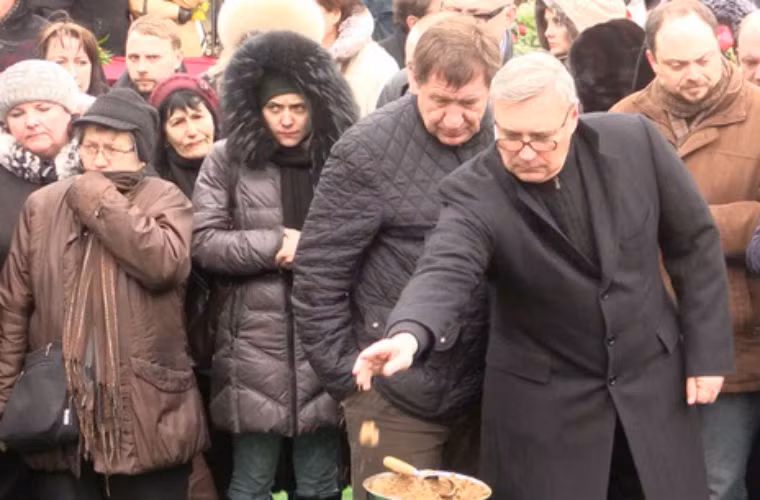 Chính trị gia Mikhail Kasyanov thả nắm đất vào phần mộ ông Boris Nemtsov.