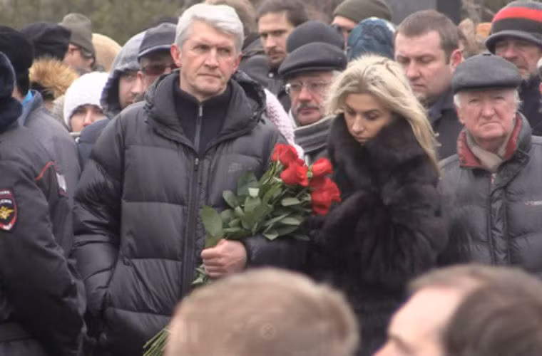 Thương gia Platon Lebedev đến chia buồn cùng gia đình ông Boris Nemtsov.