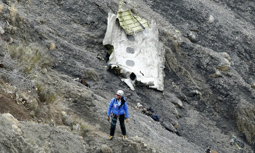 Khong co can cu may bay Airbus A320 roi do khung bo