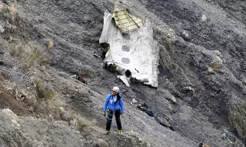 Khong co can cu may bay Airbus A320 roi do khung bo