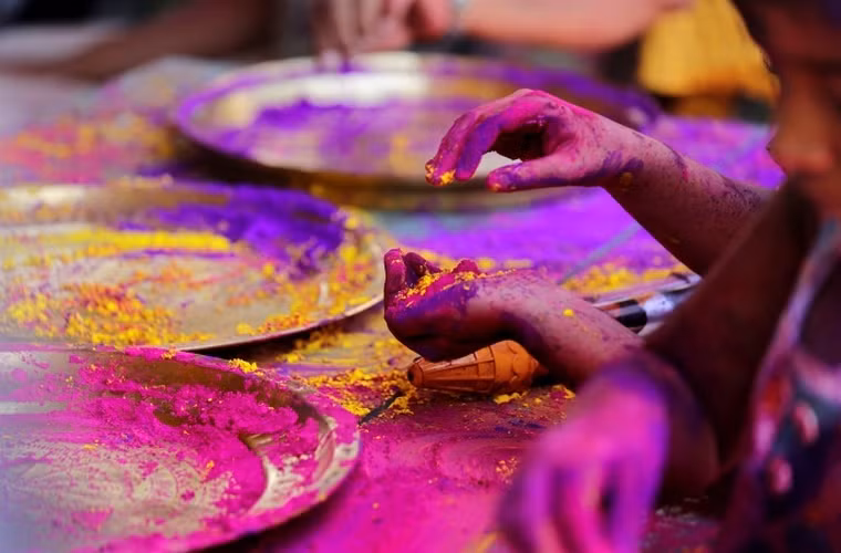 Những đứa trẻ đã có khoảng thời gian vui vẻ khi cùng nhau chơi đùa với bột màu trong lễ hội màu sắc Holi tại Calcutta, Ấn Độ.