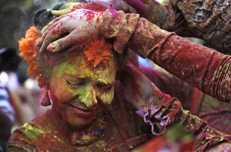 Khoảnh khắc cô gái tận hưởng lễ hội Holi tại thành phố Kolkata, Ấn Độ.