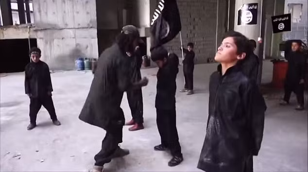 Hình ảnh cắt từ đoạn video mà tổ chức IS công bố cho thấy những đứa trẻ đang bị buộc phải chịu đựng và oằn mình trước chương trình học ở ngôi trường của những kẻ khủng bố.