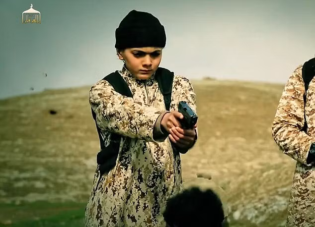 Bức ảnh chụp từ video IS tung lên mạng: một lính trẻ em đang chĩa súng vào trán Muhammad Said Ismail Musallam, người vừa bị hành quyết vì tội danh “điệp viên Israel” ngày 10/3/2015. Hành động dứt khoát của đứa trẻ đã gây sốc trên toàn thế giới nhưng các chuyên gia lại không bất ngờ vì cho rằng đây là kết quả của chương trình tẩy não do IS tiến hành. 