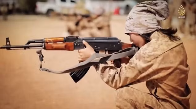 Trẻ em đang học cách sử dụng súng AK-47 dưới sự hướng dẫn của binh lính IS trong một ngôi trường huấn luyện không tên.