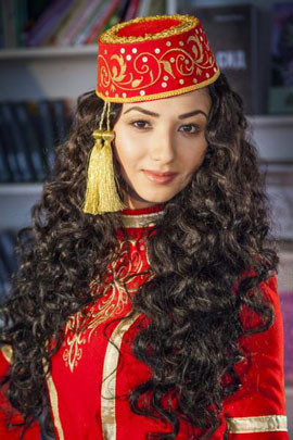 Người chiến thắng Ava Seytumerova trong trang phục dân tộc.