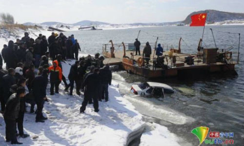 TQ: Xuc dong cap doi om nhau chet khi xe lao xuong song bang