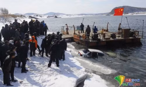 TQ: Xuc dong cap doi om nhau chet khi xe lao xuong song bang