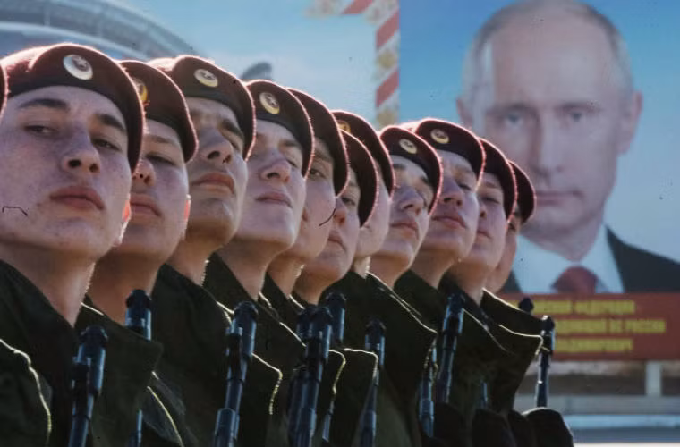 Những binh lính trong đội hình đã tham gia buổi diễn tập kéo dài 5 giờ nhằm chuẩn bị cho Lễ duyệt binh mừng Ngày Chiến thắng sắp diễn ra.