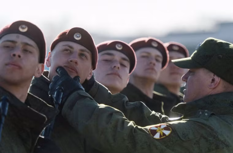 Một chỉ huy sửa lại tư thế cho binh lính trong hàng ngũ tham gia diễn tập.