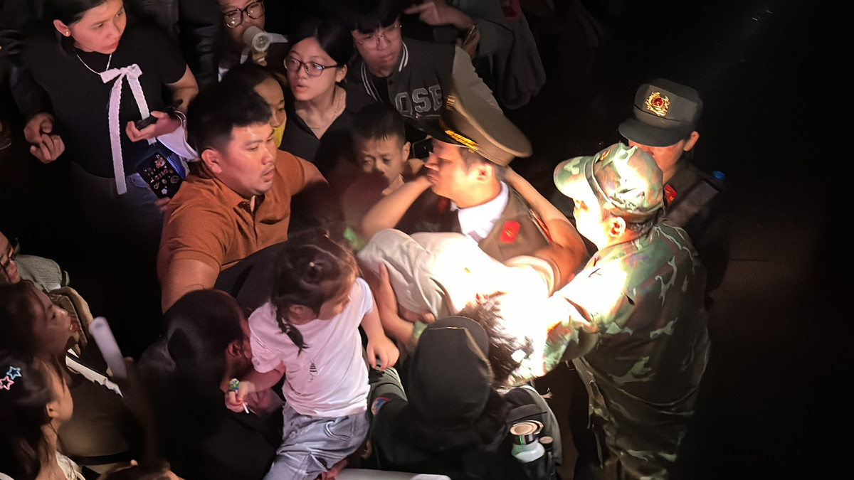 Giải cứu người phụ nữ mang thai ngất xỉu trong Lễ hội ánh sáng Giai cuu nguoi phu nu mang thai ngat xiu trong Le hoi anh sang