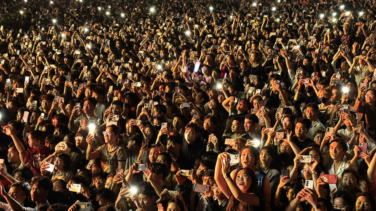 Giải cứu người phụ nữ mang thai ngất xỉu trong Lễ hội ánh sáng - Hình 2 Giai cuu nguoi phu nu mang thai ngat xiu trong Le hoi anh sang-Hinh-2