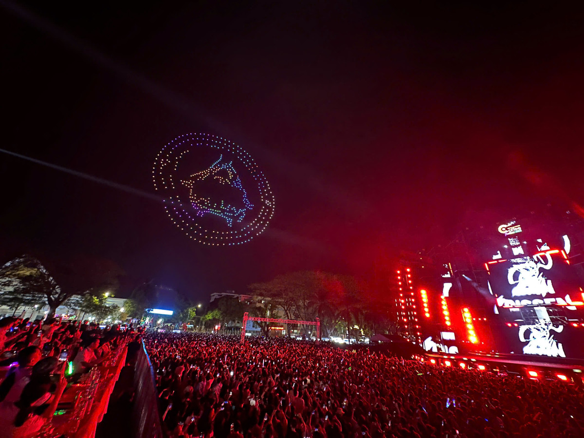 Giải cứu người phụ nữ mang thai ngất xỉu trong Lễ hội ánh sáng - Hình 5 Giai cuu nguoi phu nu mang thai ngat xiu trong Le hoi anh sang-Hinh-5