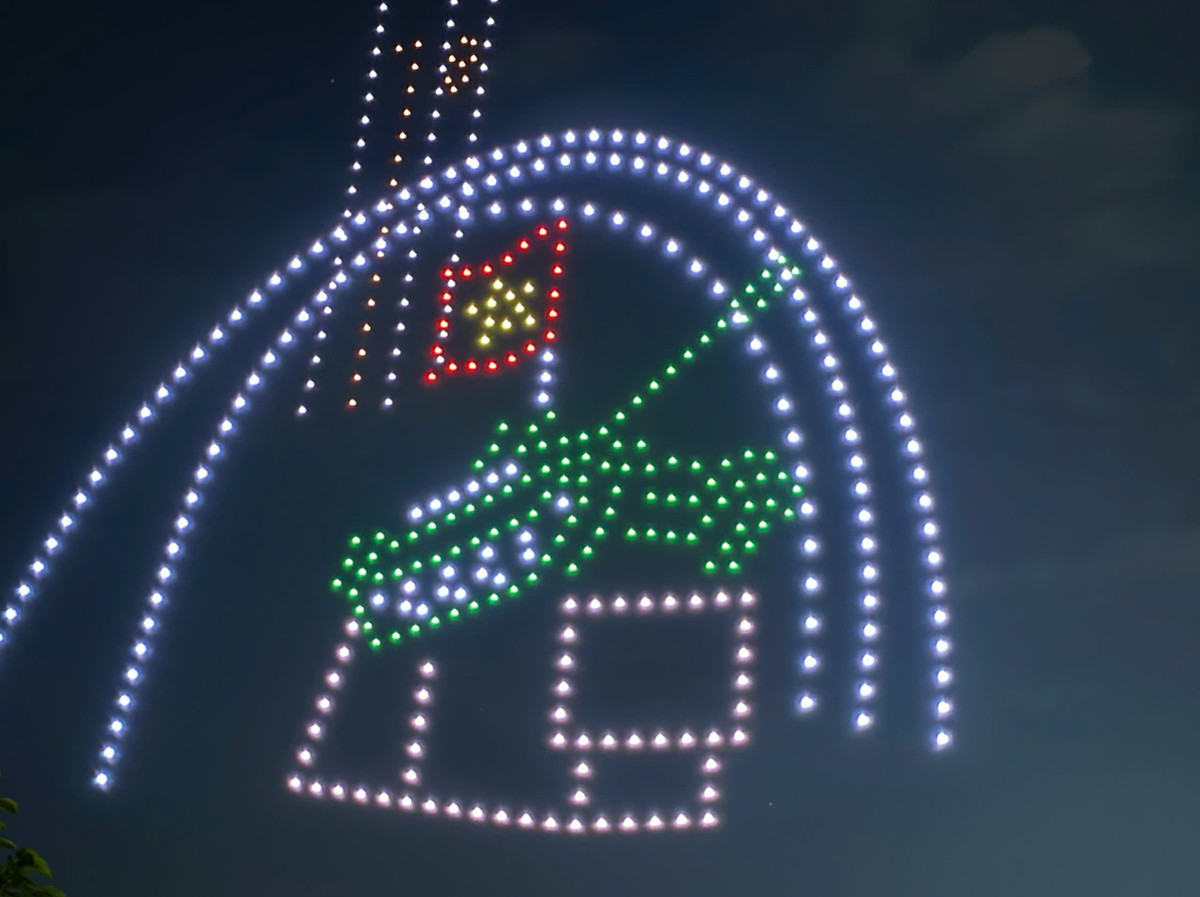 Giải cứu người phụ nữ mang thai ngất xỉu trong Lễ hội ánh sáng - Hình 4 Giai cuu nguoi phu nu mang thai ngat xiu trong Le hoi anh sang-Hinh-4