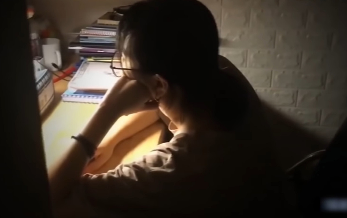 Trong sự tuyệt vọng, gia đình hai cháu gái đã tin vào giải thích có lẽ đã bị bắt cóc. Nhiều người nghi ngờ cho học sinh P.A, học lớp 11, ở cùng xóm dụ dỗ, bắt cóc vì hai cháu rất thân với P.A. Từ khi có tin đồn P.A là người dụ dỗ, bắt cóc trẻ em, P.A luôn sống trọng sự sợ hãi, không muốn tiếp xúc, gặp gỡ ai và buộc phải nghỉ học vì tâm lý bất ổn.