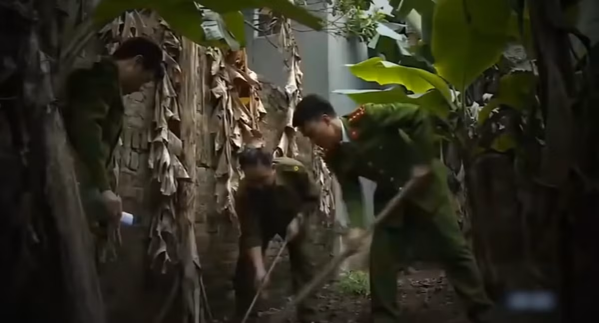 Sau khi rà soát hiện trường, công an đã phát lộ một phần thi thể của người bị chôn khoảng 6 tháng và nhanh chóng tập trung khai quật, khám nghiệm hiện trường, thi thể để điều tra. 