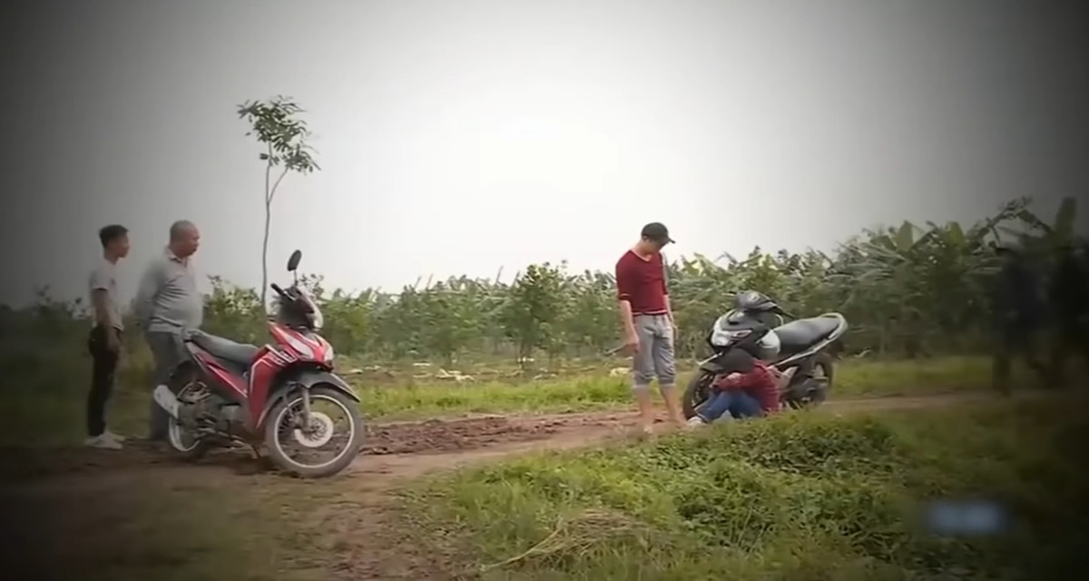 Theo đó, trưa 19/11/2016, hai thanh niên phát hiện người đàn ông có hành vi hiếp dâm người phụ nữ ở bờ ruộng. Tuy nhiên, thấy người đàn ông có dao nên hai thanh niên bỏ chạy và gọi thêm người đến hỗ trợ. 