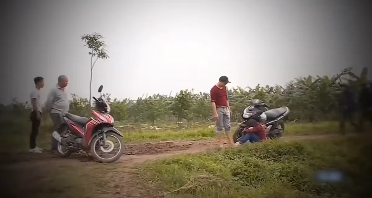 Theo đó, trưa 19/11/2016, hai thanh niên phát hiện người đàn ông có hành vi hiếp dâm người phụ nữ ở bờ ruộng. Tuy nhiên, thấy người đàn ông có dao nên hai thanh niên bỏ chạy và gọi thêm người đến hỗ trợ. 