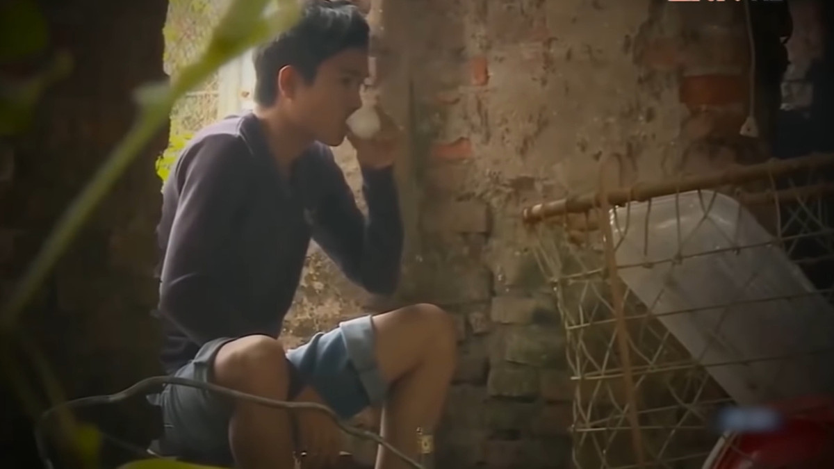 Thời gian này, Hùng cho rằng có một thế lực vô hình nào đó đang ngăn cản việc các cô gái đến với mình nên Hùng muốn điều tra và cũng để cho mọi người biết hắn cũng có nhiều người thích.