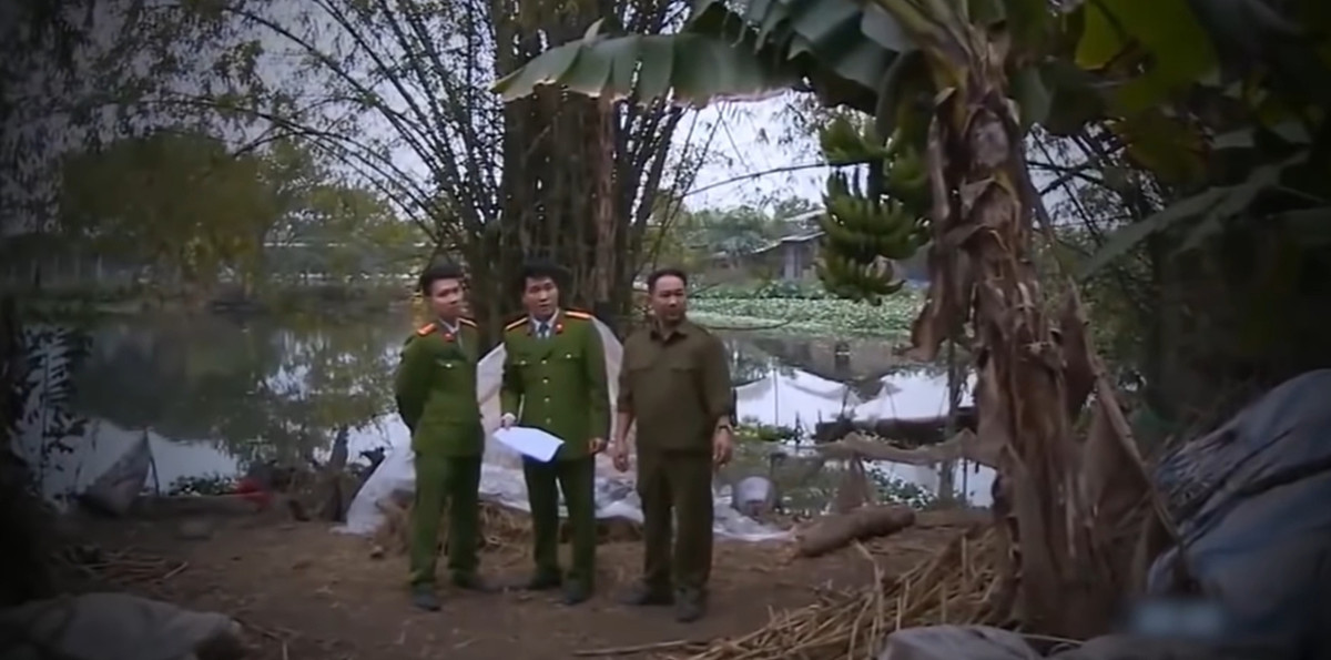 Ngôi nhà của Hùng nằm trong con ngõ, toàn bộ khu đất vuông vức, một bên là dãy nhà ngang, một bên là mái bằng hình ống, sát ngay đó là bức tường rào. Tại đây, có vườn chuối, nơi mà Hùng khai đã chôn xác hai cháu gái.