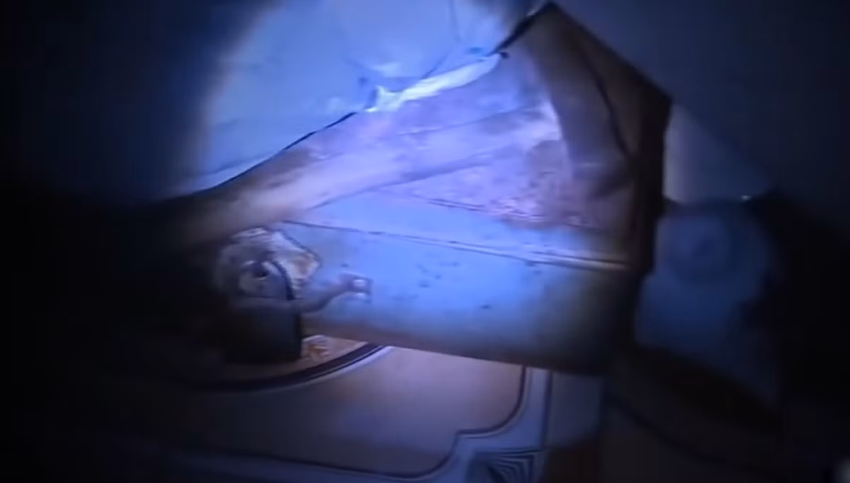 Chứng kiến sự việc kinh hoàng này, bà Nền sợ hãi bỏ sang nhà con gái ở nhờ. Sau đó, Hùng và bố đẻ đem đốt các tang vật và chôn 2 cháu bé trong vườn nhà mình.