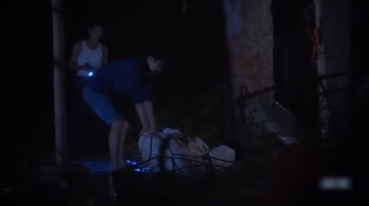 Thấy các cháu tỉnh lại, Hùng dùng búa đánh hai cháu cho đến khi nạn nhân tử vong. Sau đó, Hùng đang định thực hiện hành vi bỉ ổi với nạn nhân thì bị bố đẻ là ông Đào Văn Đông (70 tuổi) đi chơi về ngăn chặn hành vi của Hùng và báo cho vợ mình là bà Nguyễn Thị Nền (65 tuổi) biết.