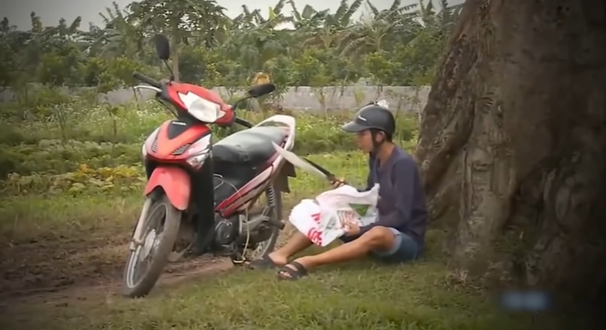 Hùng mang dao rồi đi ra ngoài ruộng thôn Vĩnh Trung với ý định nếu thấy cô gái nào đi qua sẽ khống chế cưỡng hiếp. Sau đó chị M là nạn nhân của Hùng.
