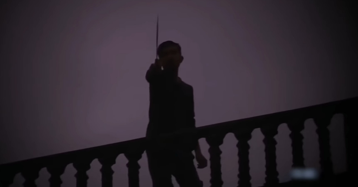 Sau nhiều lần vận động bất thành, cơ qua công an buộc phải huy động lực lượng CSCĐ để vây bắt đối tượng. Lúc này, Đào Văn Hùng tiếp tục trèo qua tường nhà hàng xóm và lên thẳng nóc nhà tầng 3 cố thủ, liên tục dùng dao đe dọa. 