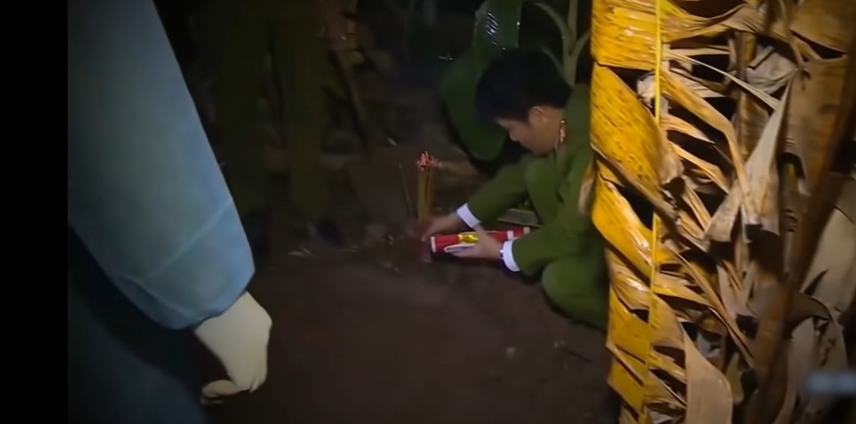 Theo lời khai của Hùng, chỉ mình hắn thực hiện việc chôn hai cháu gái. Ban đầu chôn hai nạn nhân ở một chỗ nhưng không đủ đất để phủ lấp nên hắn chôn nạn nhân thứ hai ở ngay bụi chuối gần đó, cách chỗ nạn nhân thứ nhất 1 mét.