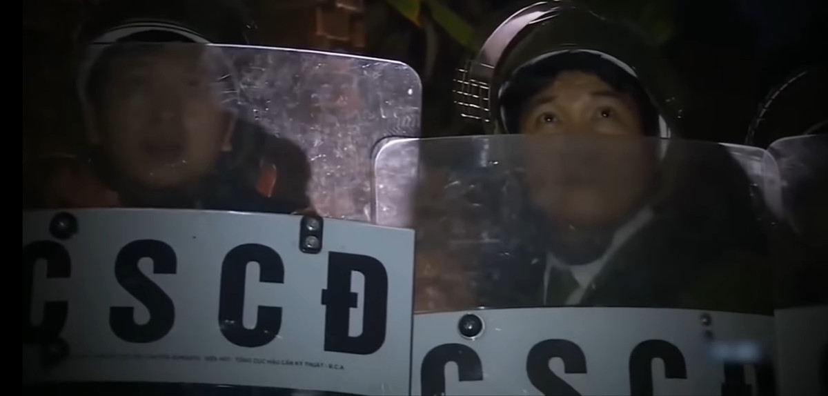 Mặc dù được bố mẹ, người thân vận động nhưng Đào Văn Hùng vẫn cương quyết cố thủ. Trời tối Hùng có dấu hiệu mệt mỏi, trời chuyển lạnh để tạo tâm lý thoải mái, công an cho người thân của Hùng mang chăn, chiếu, nước uống cho đối tượng. 