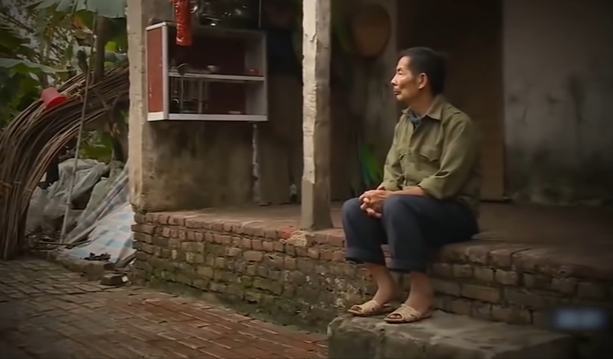 Tại phiên tòa, diễn biến xét xử cho thấy, ông Đông từng tham gia chiến đấu chống Mỹ, nhiễm chất độc màu da cam. Mặc dù tuổi đã cao và có 5 người con nhưng ông Đông vẫn phải chăm sóc Hùng và 1 người con khác (anh trai của Hùng) bị mắc bệnh thần kinh…