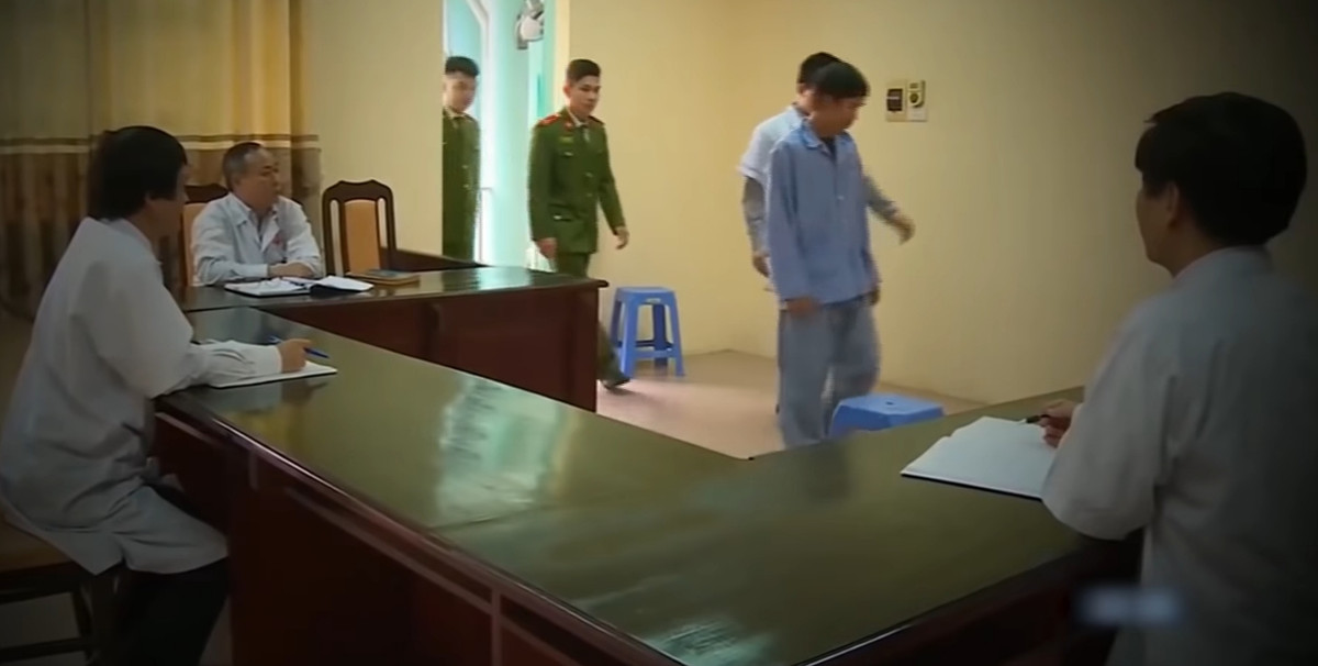 Bản thân đối tượng Hùng cũng được xác định là bị thần kinh. Qua xét xử, đại diện VKSND TP Hà Nội đề nghị tòa phạt Hùng án tù chung thân. Tuy nhiên, HĐXX nhận định, riêng hành vi giết người bị cáo đã có 3 tình tiết tăng nặng là giết trẻ em, có tính chất côn đồ và phạm tội đến cùng.