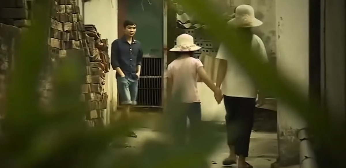 Hùng khai, chiều 14/5/2016, Hùng thấy cháu Nguyễn Thị T và Tạ Thu T, là con nhà hàng xóm của Hùng đang chơi gần nhà liền nảy sinh ý định sát hại các cháu. Hùng dụ hai cháu vào vườn nhà mình và dùng gạch hành hung hai cháu bất tỉnh rồi đưa vào gian nhà cấp 4 nơi mình và anh trai (mắc bệnh tâm thần) đang ở.