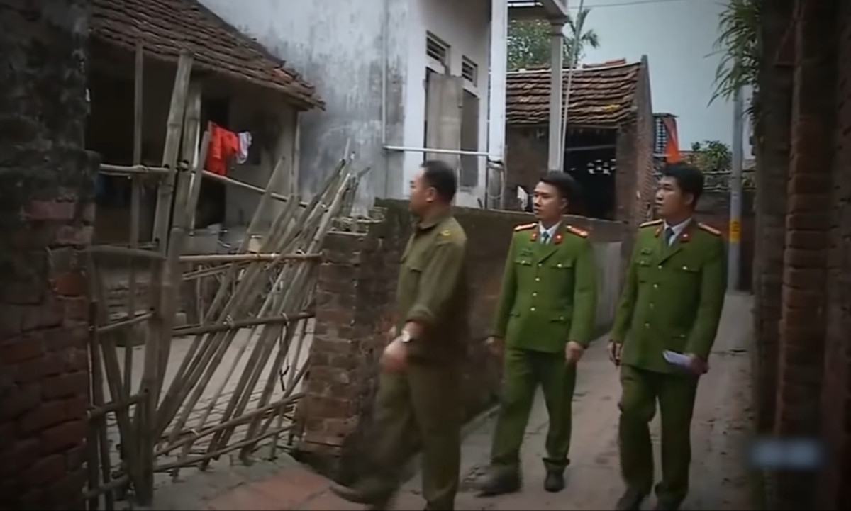 Ngay sau khi xác định được đối tượng, chính quyền xã đến nhà Đào Văn Hùng để mời lên trụ sở làm việc. Tuy nhiên, Hùng mất kiểm soát bản thân, không phối hợp và liên tục vung dao đe dọa.