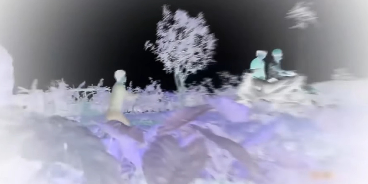 Sau một thời gian (khoảng gần nửa năm) vụ án đi vào ngõ cụt, thì tại xã Khai Thái lại xảy ra vụ một người đàn ông có hành vi đồi bại với người phụ nữ cùng xã trên cánh đồng thôn Vĩnh Trung. Người đàn ông sau đó bị người dân đuổi bắt, cũng từ đây cơ quan công an đã phát hiện nhiều tình tiết, mở ra nhiều hướng điều tra mới về sự mất tích bí ẩn của hai cháu gái. 