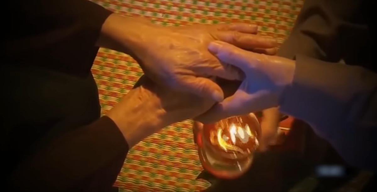 Nhiều tháng trôi qua, tin tức về hai cháu bé vẫn bặt vô âm tín, gia đình nuôi hy vọng và tìm đến các thầy cúng, thầy bói. Có người nói các cháu đang ở một nơi xa, đang được chăm sóc rất tốt. Tuy nhiên, mọi thông tin về các cháu vẫn chưa có lời giải đáp. 