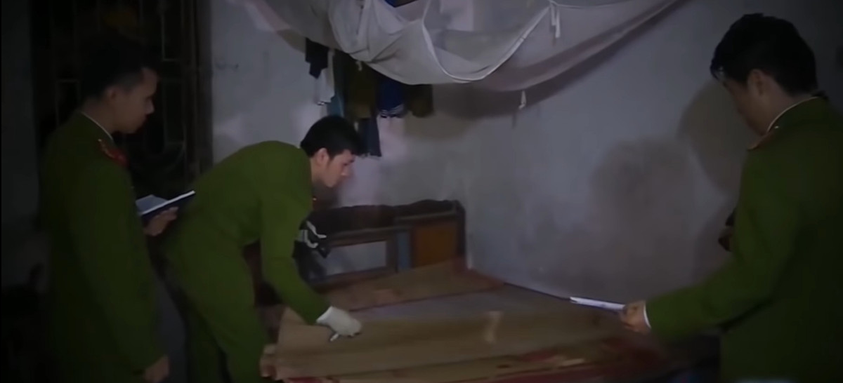 Khám nhà đối tượng, cơ quan phát hiện nhiều vị trí trên giường, màn, chiếu có nhiều vết nâu đỏ nghi là máu. Đặc biệt, chiếc búa được cất giấu được xác định là hung khí của đối tượng.