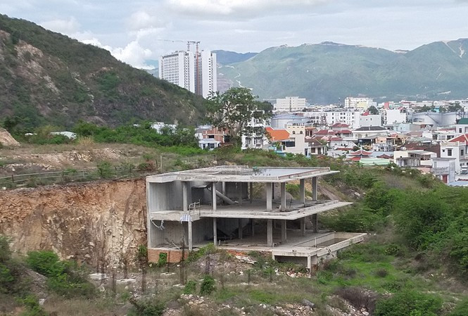 Di tích lầu Bảo Đại ở Nha Trang bị "phá nát", ai chịu trách nhiệm? Di tich lau Bao Dai o Nha Trang bi