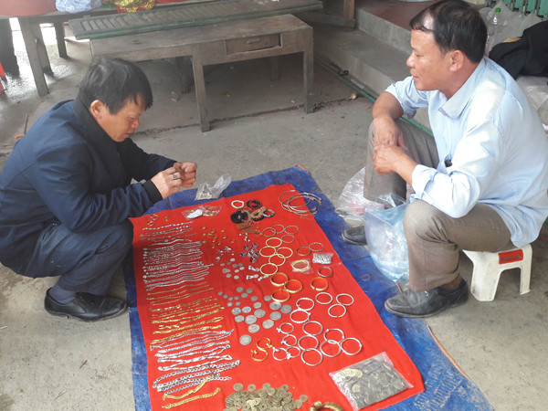 Bac trang hoa xoe, dong co san lung rao riet, dong gia day cho