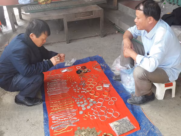 Bac trang hoa xoe, dong co san lung rao riet, dong gia day cho