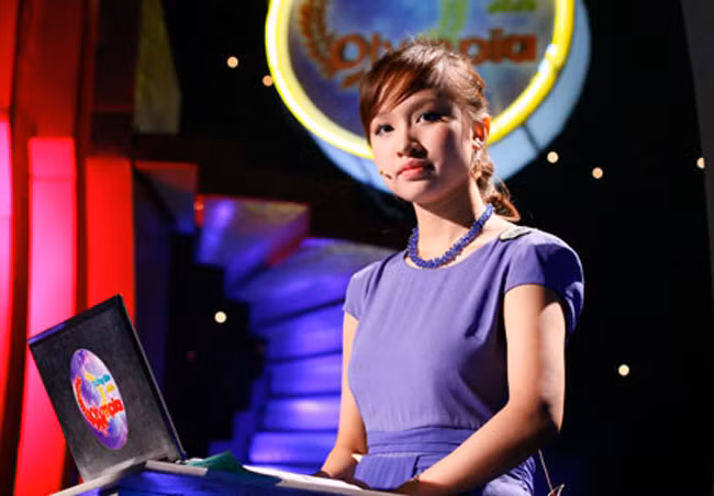 Cô nàng hot girl đình đám một thời này cũng từng dẫn chương trình "Đường lên đỉnh Oympia" và được khán giả đặc biệt yêu thích bởi lối dẫn thông minh, đầy nhiệt huyết.