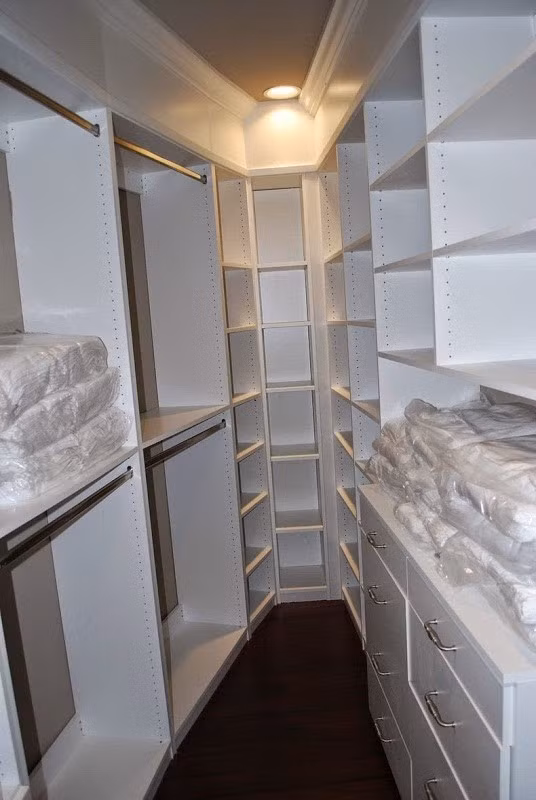 Những ngăn tủ trong phòng ngủ. Không khí bên ngoài phải qua hệ thống lọc tinh vi trước khi vào hầm. Rất nhiều cửa có khả năng chịu sức ép lớn án ngữ giữa các lối đi để bảo vệ tòa nhà khi các vụ nổ xảy ra.