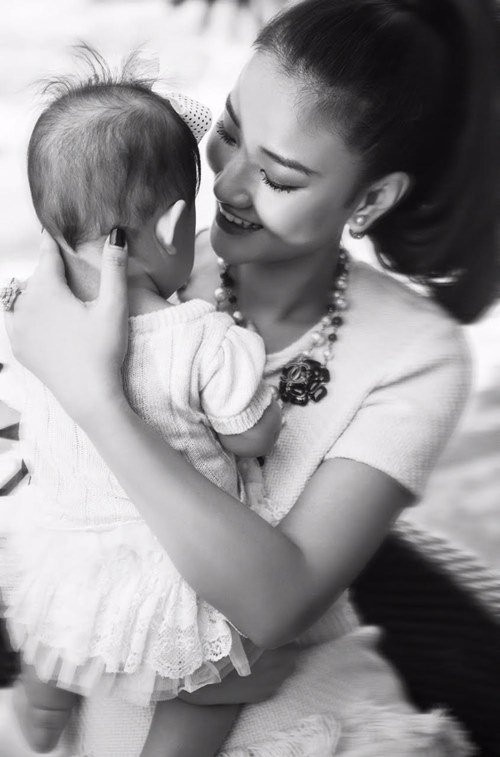 Trong khoảng thời gian sinh con ở Mỹ, Maya đã gửi tặng công chúng một vài sản phẩm âm nhạc như: Đừng buông tay em mà, Phim trắng đen… và nhận được nhiều sự yêu mến, đón nhận của khán giả trong nước.