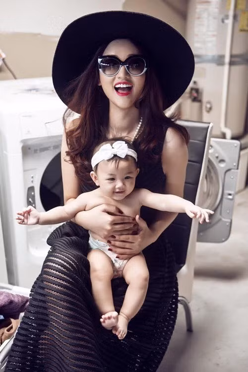 Theo tiết lộ mới nhất, ca sĩ Maya vừa được một kênh truyền hình mời đảm nhận vai trò MC cho một chương trình về chăm sóc em bé và phụ nữ sau khi sinh.