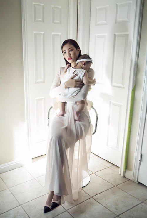 Muốn lưu giữ những kỉ niệm, hình ảnh đẹp trong năm đầu tiên làm mẹ, Maya hướng đến sự tự nhiên, thoải mái khi nâng niu bé Bồ Câu trước ống kính.